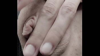 Ragazza 18enne Si Sditalina In Macchina E Invia Il Video Al Suo Fidanzato Sperando Di Non Essere Vista Dal Tassista thumbnail