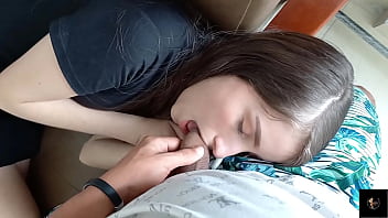 Encuentro A La Perra De Mi Hijastra En La Sala De La Casa Y Aprovecho Que Estamos Solos Para Ponerla A Mamar Mi Polla Y Le Follo El Coño thumbnail