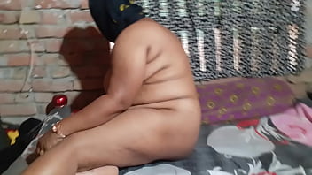 एक कुर्सी पर प्राकृतिक स्तन वाली भारतीय लड़की संभोग सुख के लिए खुद को उँगलियों से कामुक महसूस कर रही है thumbnail