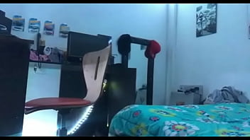 Estoy Tan Cachonda Que Entro A La Habitación De Mi Hermanastro Y Mientras El Juega Con Su Computador Yo Se Lo Empiezo A Mamar Bien Rico Para Que Deje De Jugar Y Me Folle thumbnail