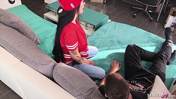 German Young Sie Fickt Den Besten Freund Ihres Stief Bruder Als Beide Alleine Im Wohnzimmer Sind thumbnail
