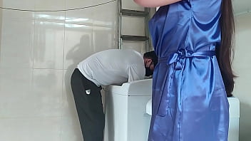 Casada Provocando O Técnico Que Foi Arrumar A Máquina De Lavar Roupas A Safada Abriu O Roupão Na Frente Dele Completo No Red E No Sheer thumbnail
