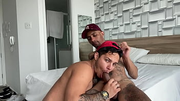 Vi No ônibus O Cara Todo Tatuado Manjei Que Ele Tinha Um Pau De Uns 24cm Olhei Pra Bermuda Um Pauzão Marcando Cheguei Perto Ele Ficou De Pau Duro Pisquei O Olhei E Chamei Para Meu Ap thumbnail