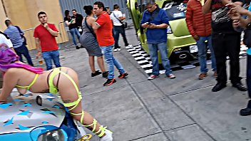 Tunning Pigtails & Linguerie Teen Deja Que Los Fans Le Tomen Fotos De Su Rico Culo Exhibit Outdoor thumbnail